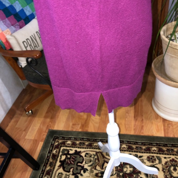 LOFT SIZE MEDIUM MAGENTA RAW NECK TUNIC LENGTH SWEATER TEXTURED SLEEVES LIKE NEW - Picture 3 of 4